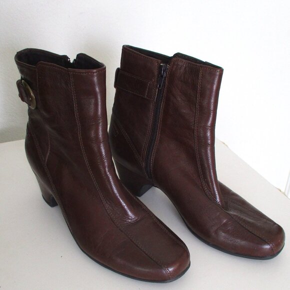 Clarks Artisan Womens Brown Leather Side Zip Ankle Boot - Size 8.5M - Picture 1 of 9